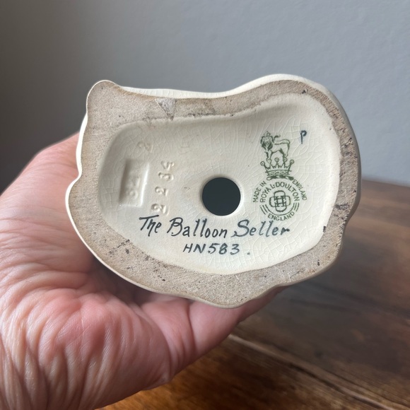 Royal Doulton HN583 “The Balloon Seller” Figurine - Picture 11 of 11